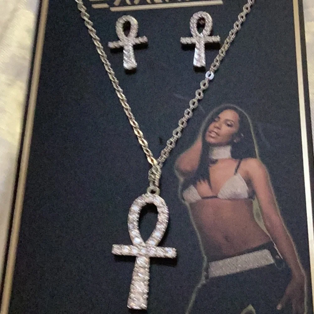 🦋NWT Gorgeous Cubic Zirconia Necklace/ Earring Set Makes Perfect Gift 🦋 - Picture 2 of 9